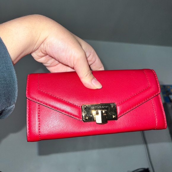 Michael Kors Carry All wallet - brand new with tag on! - Picture 5 of 5